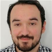 Docente de historia dicta clases y tutorias a estudiantes de todas las edades